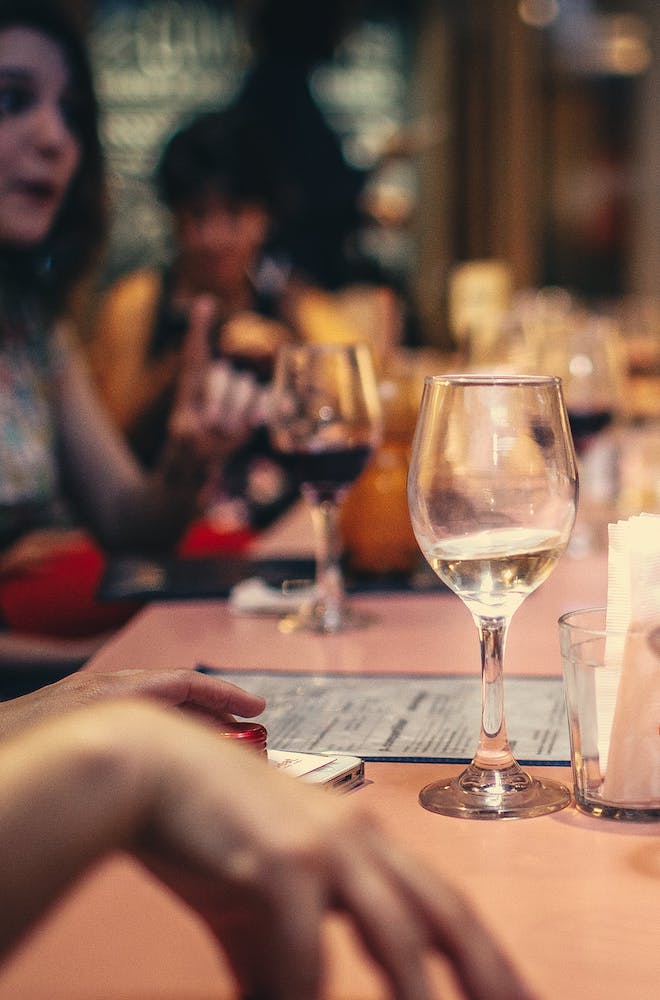 Verres de vin sur table au restaurant